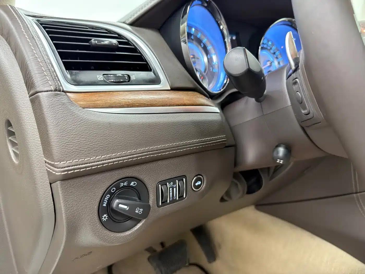 2013 Chrysler 300C Imported Model 3.6L Premium Edition — миниатюра 16