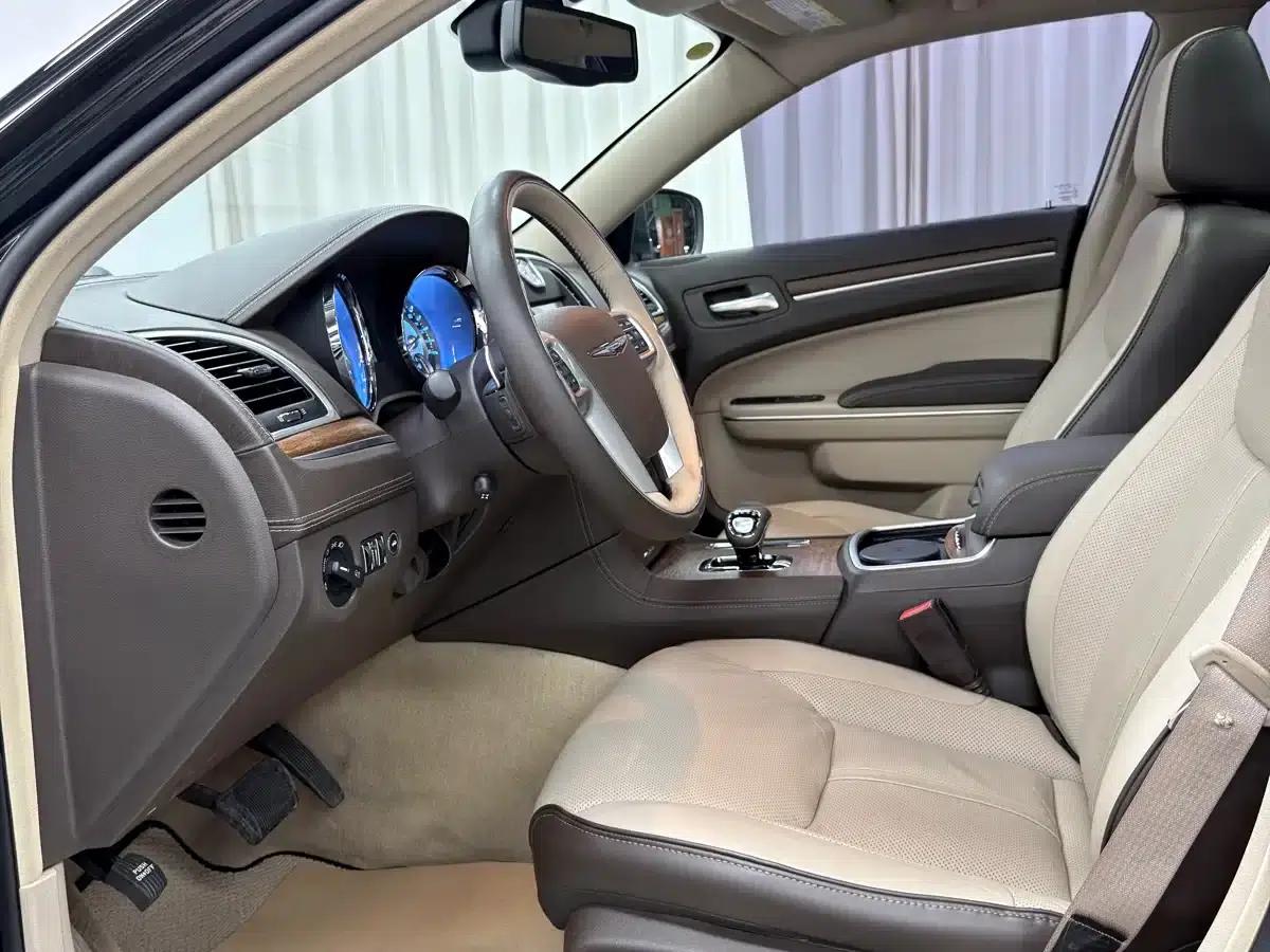 2013 Chrysler 300C Imported Model 3.6L Premium Edition — миниатюра 17