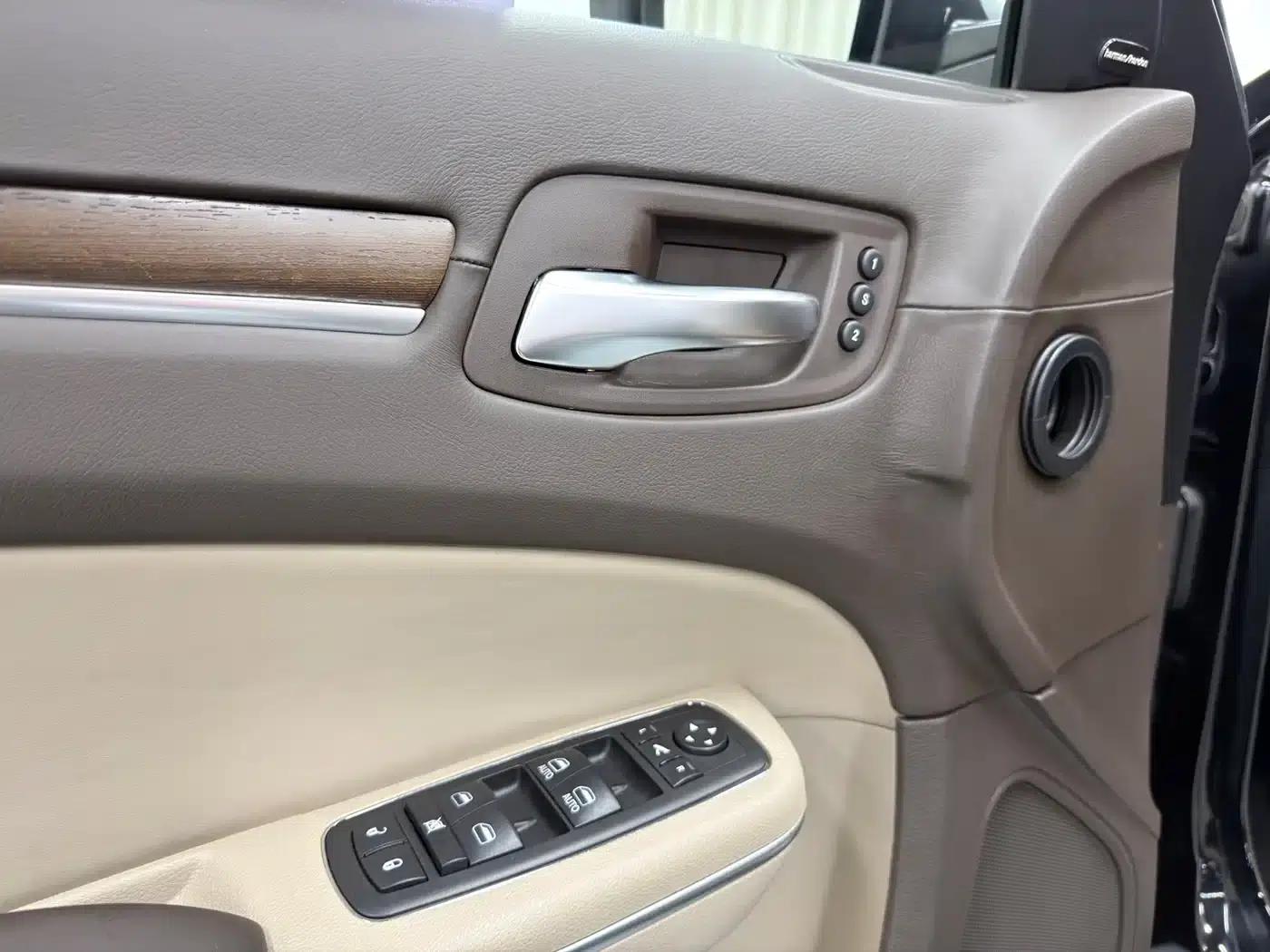 2013 Chrysler 300C Imported Model 3.6L Premium Edition — миниатюра 19