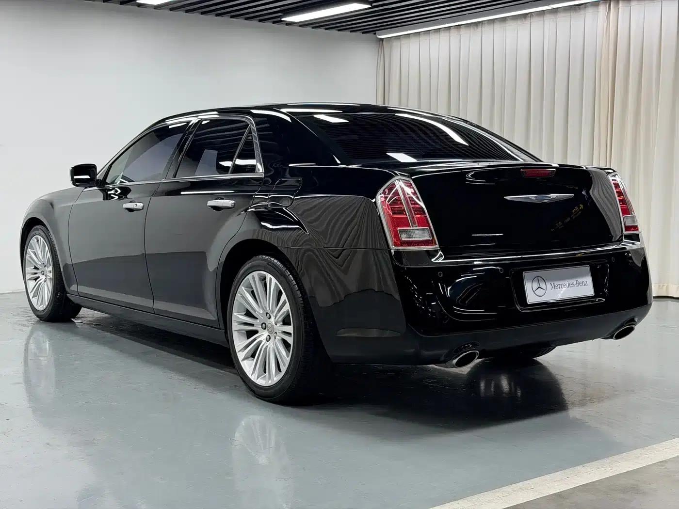 2013 Chrysler 300C Imported Model 3.6L Premium Edition — миниатюра 21