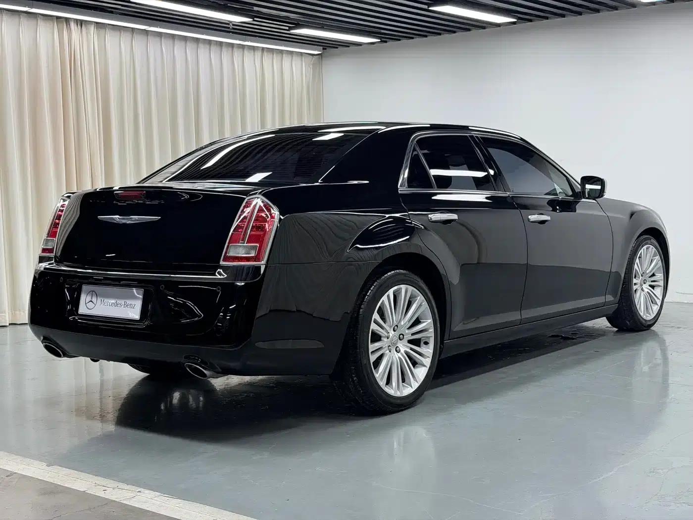 2013 Chrysler 300C Imported Model 3.6L Premium Edition — миниатюра 23
