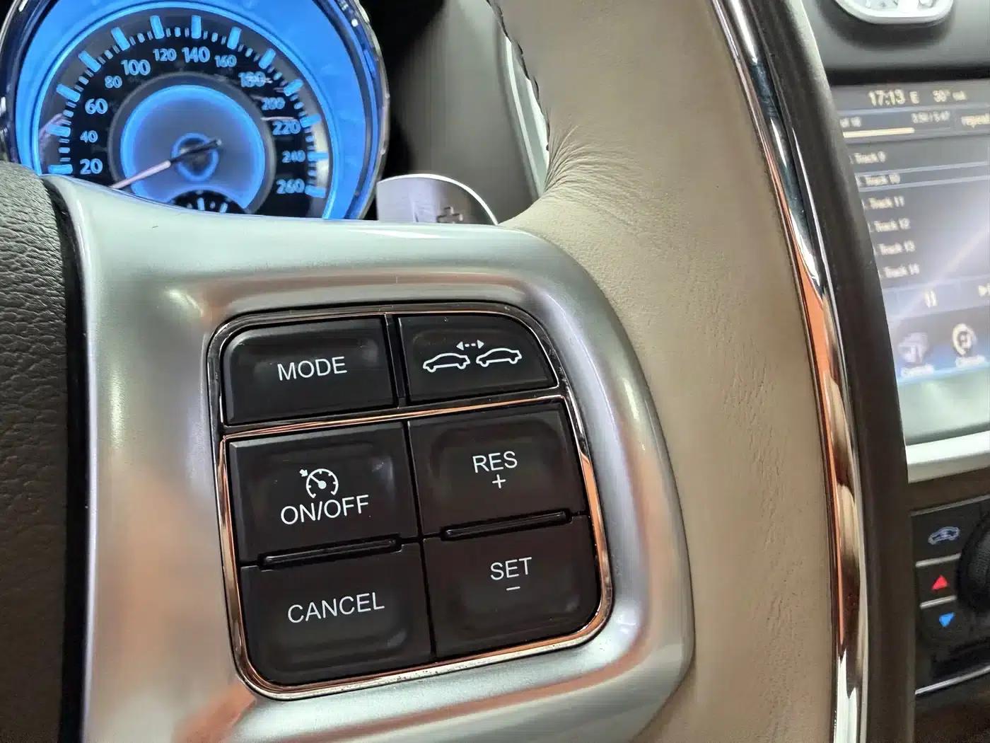 2013 Chrysler 300C Imported Model 3.6L Premium Edition — миниатюра 4