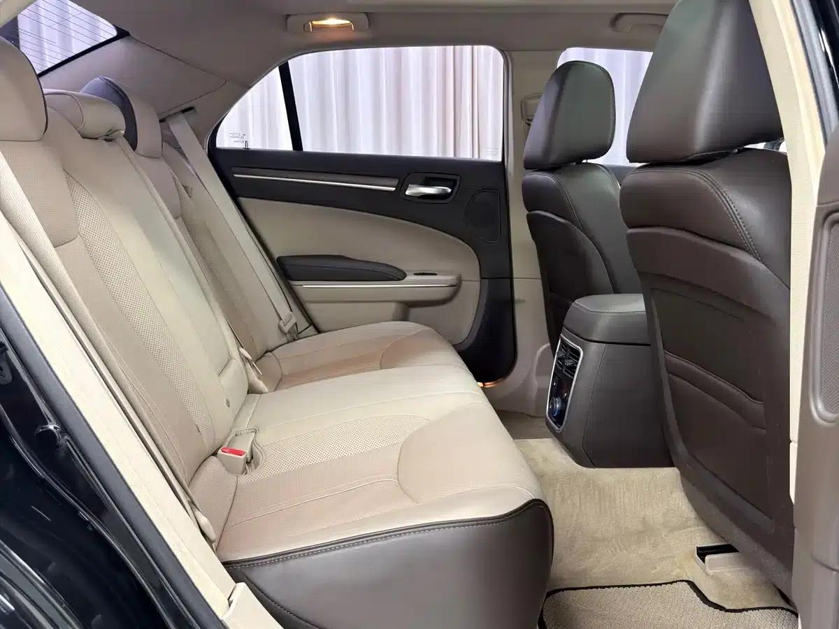 2013 Chrysler 300C Imported Model 3.6L Premium Edition — миниатюра 6