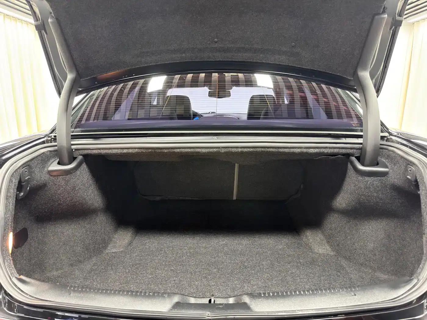 2013 Chrysler 300C Imported Model 3.6L Premium Edition — миниатюра 7