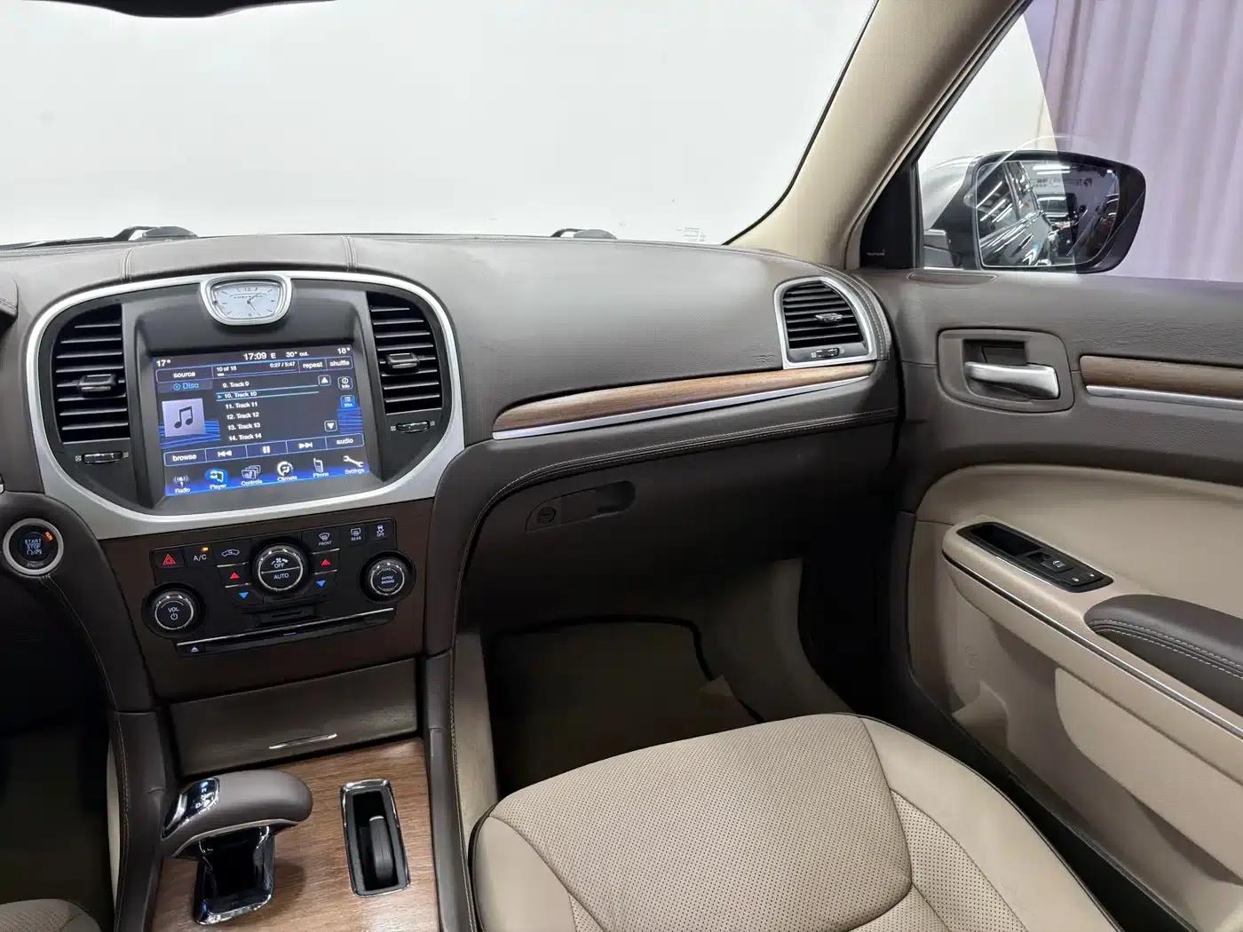 2013 Chrysler 300C Imported Model 3.6L Premium Edition — миниатюра 10