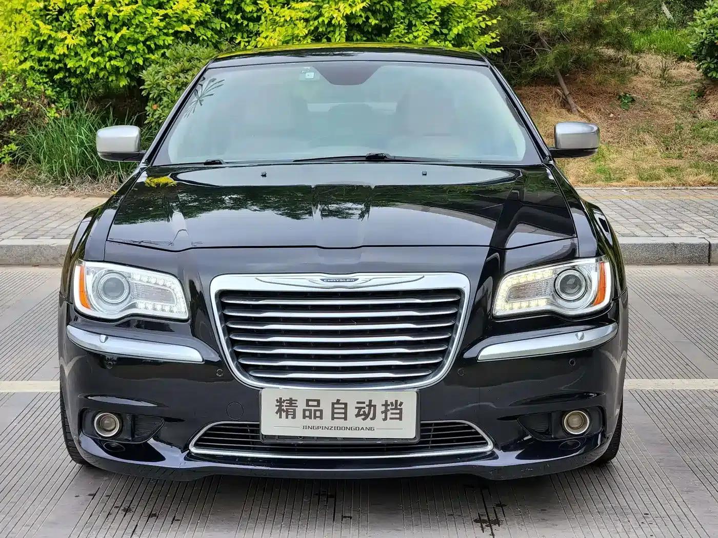 2013 Chrysler 300C Imported Model, 3.6L Premium Edition — миниатюра 1