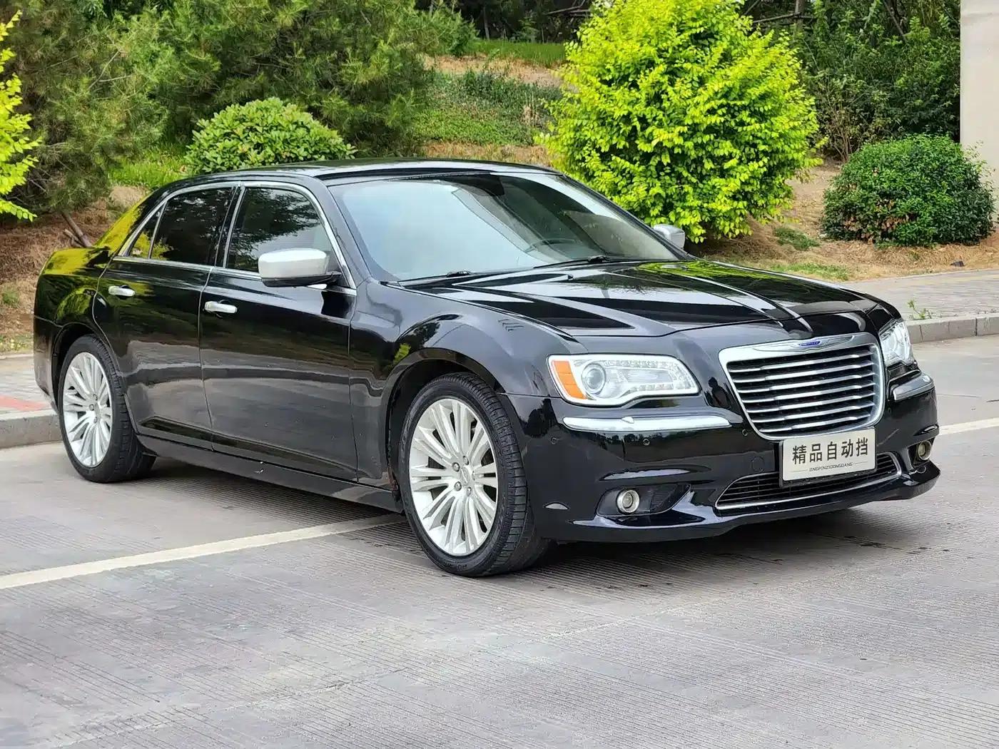 2013 Chrysler 300C Imported Model, 3.6L Premium Edition — миниатюра 2