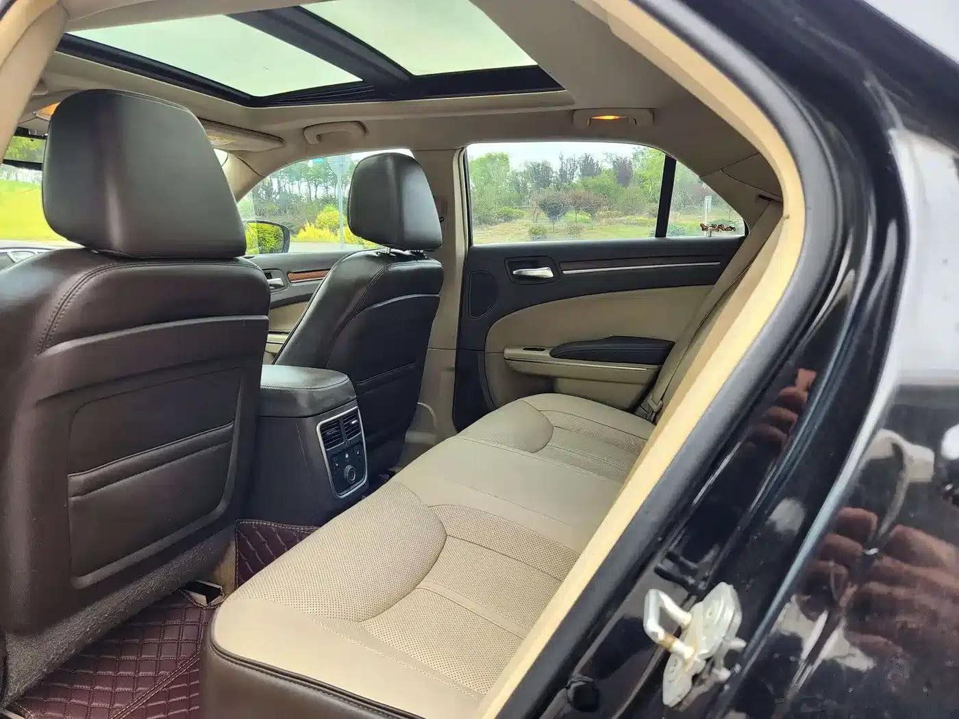 2013 Chrysler 300C Imported Model, 3.6L Premium Edition — миниатюра 12