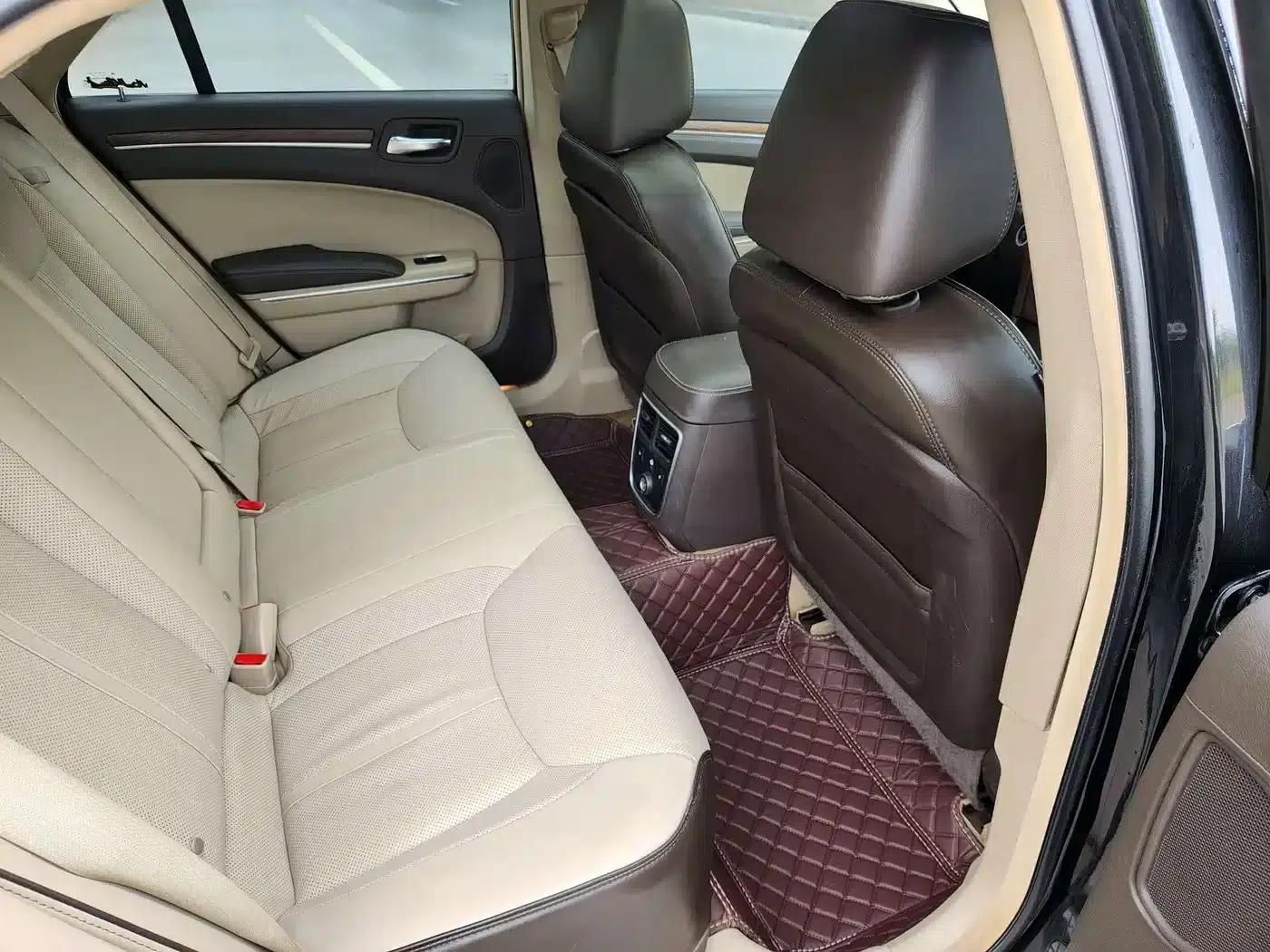 2013 Chrysler 300C Imported Model, 3.6L Premium Edition — миниатюра 13