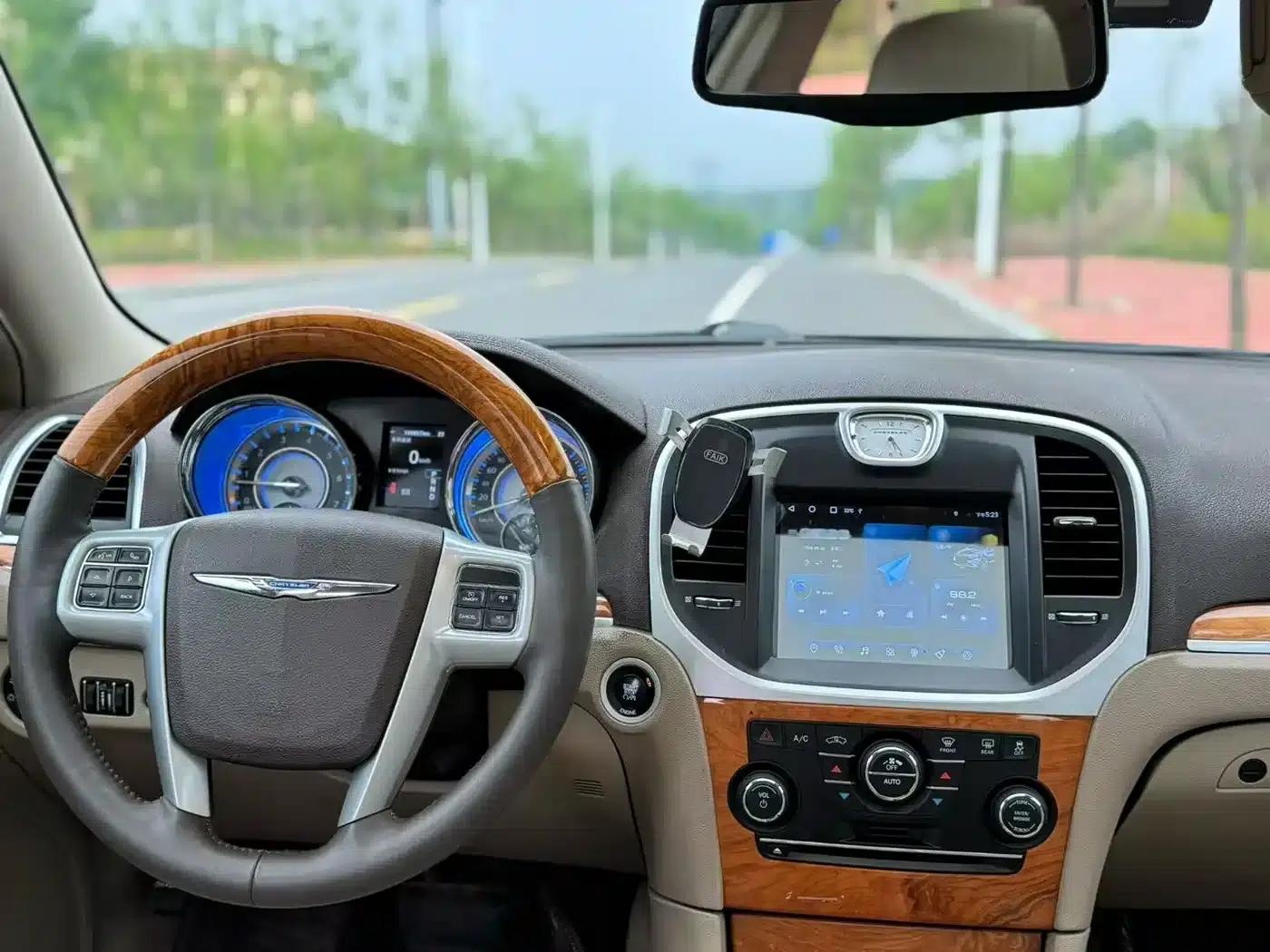 2013 Chrysler 300C Imported Model, 3.6L Premium Edition — миниатюра 15