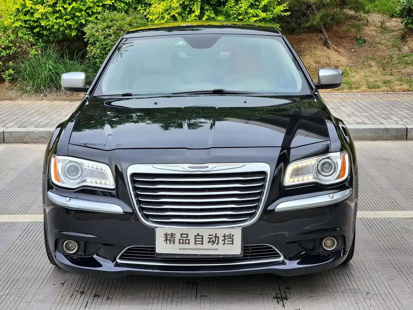 2013 Chrysler 300C Imported Model, 3.6L Premium Edition — миниатюра 3