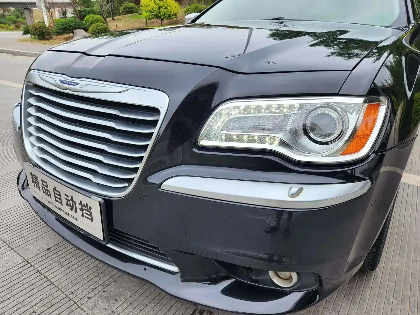 2013 Chrysler 300C Imported Model, 3.6L Premium Edition — миниатюра 4