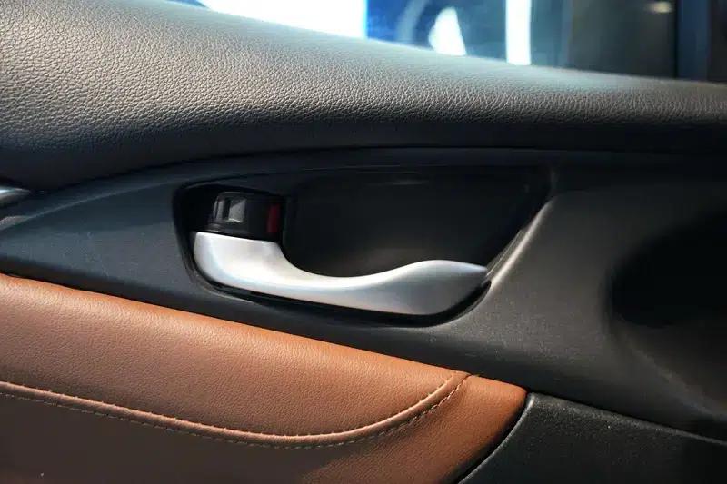 2016 Civic 220TURBO CVT Luxury Edition — миниатюра 19