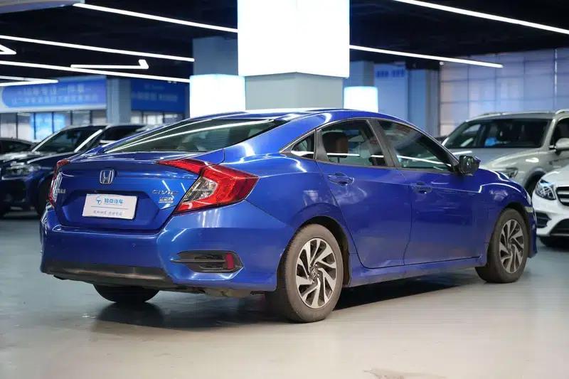 2016 Civic 220TURBO CVT Luxury Edition — миниатюра 6