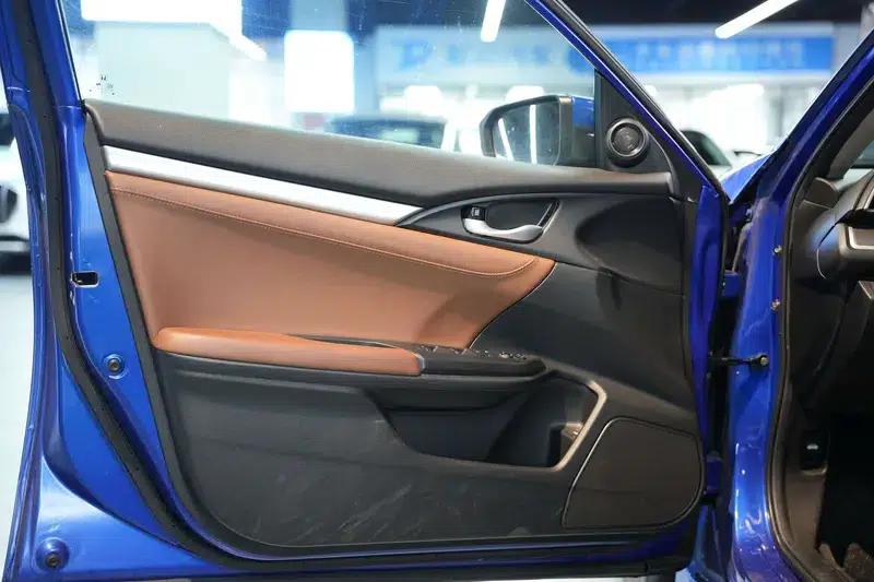 2016 Civic 220TURBO CVT Luxury Edition — миниатюра 7