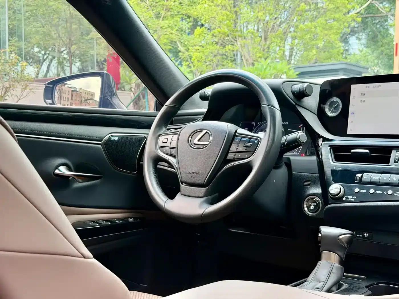 Lexus ES 2022 300h Premium Edition — миниатюра 4