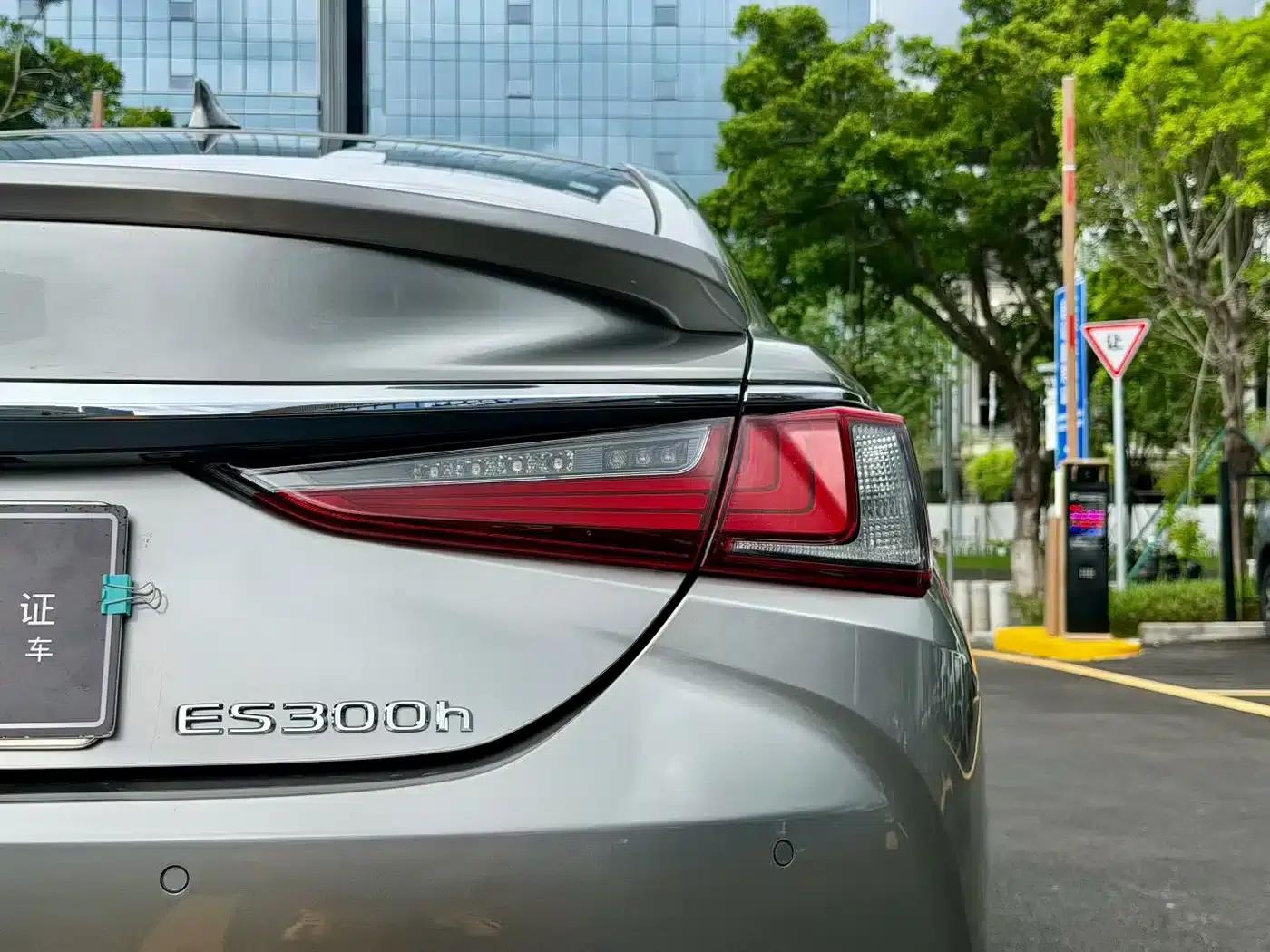 Lexus ES 2022 300h Premium Edition — миниатюра 8