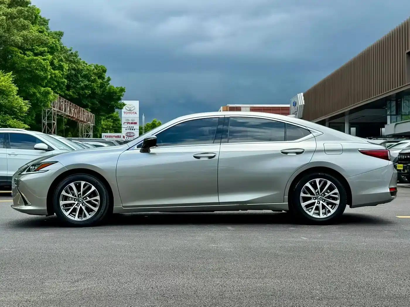 Lexus ES 2022 300h Premium Edition — миниатюра 10