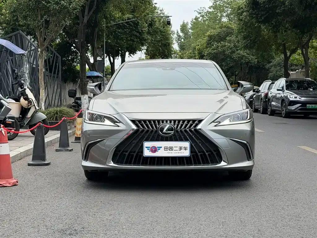 Lexus ES 2022 300h Premium Edition — миниатюра 2