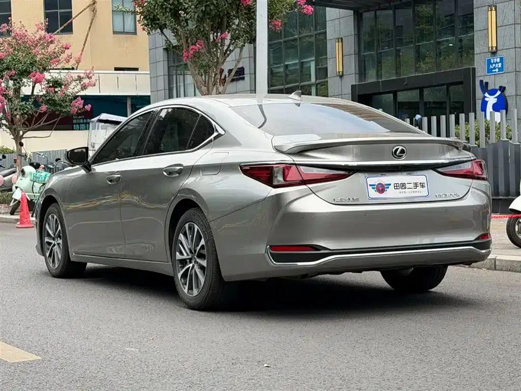 Lexus ES 2022 300h Premium Edition — миниатюра 4