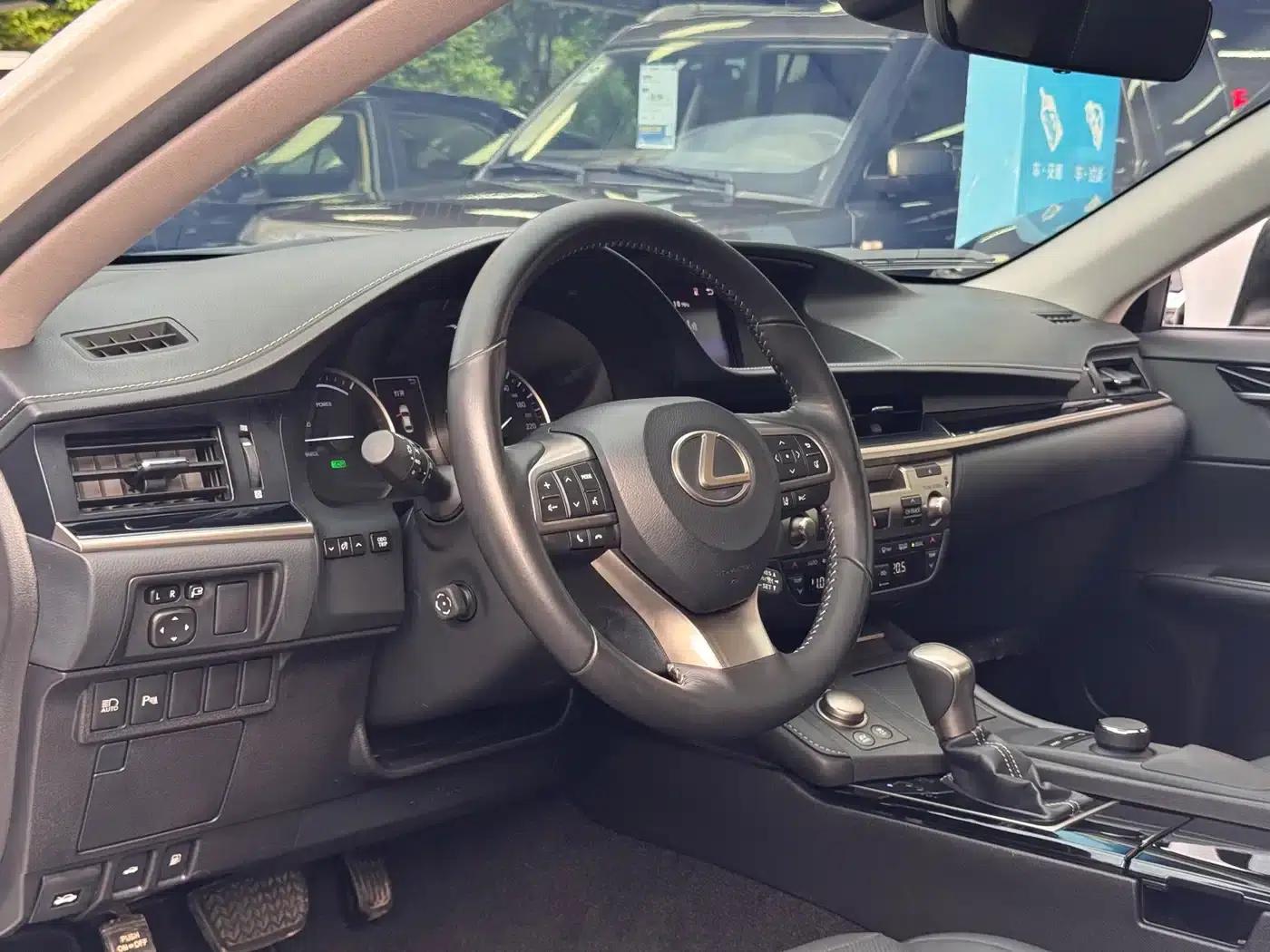 Lexus ES 2015 300h Comfort Edition — миниатюра 15