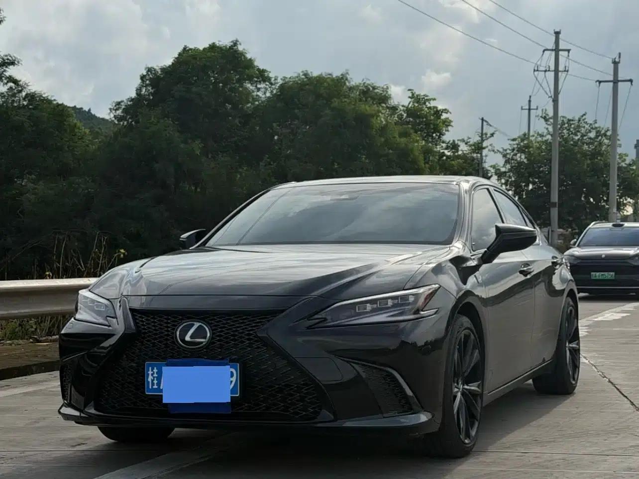 Lexus ES 2022 300h Premium Edition — миниатюра 1