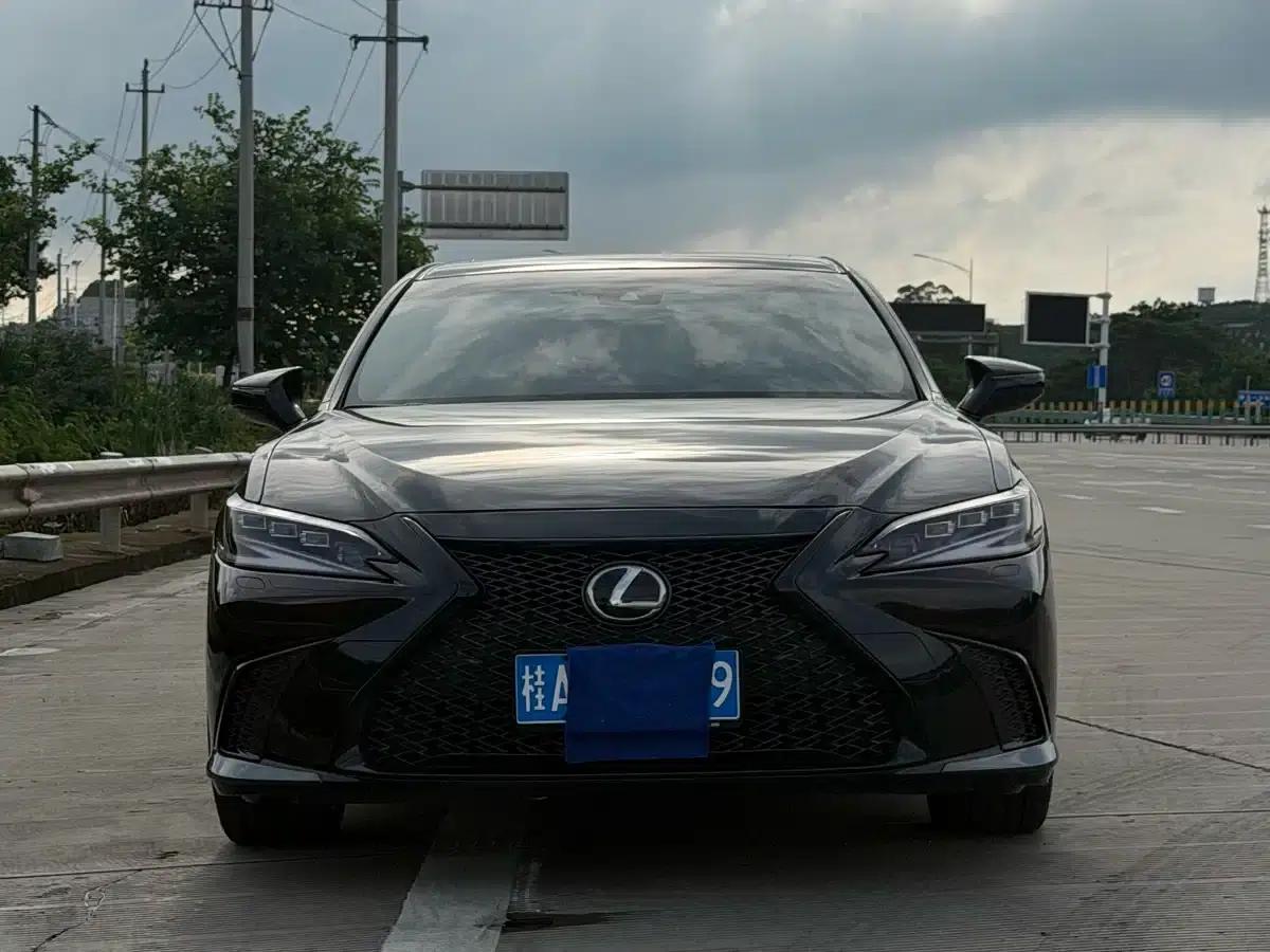 Lexus ES 2022 300h Premium Edition — миниатюра 2