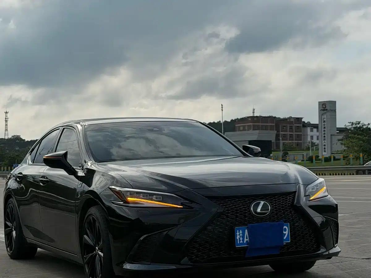 Lexus ES 2022 300h Premium Edition — миниатюра 3