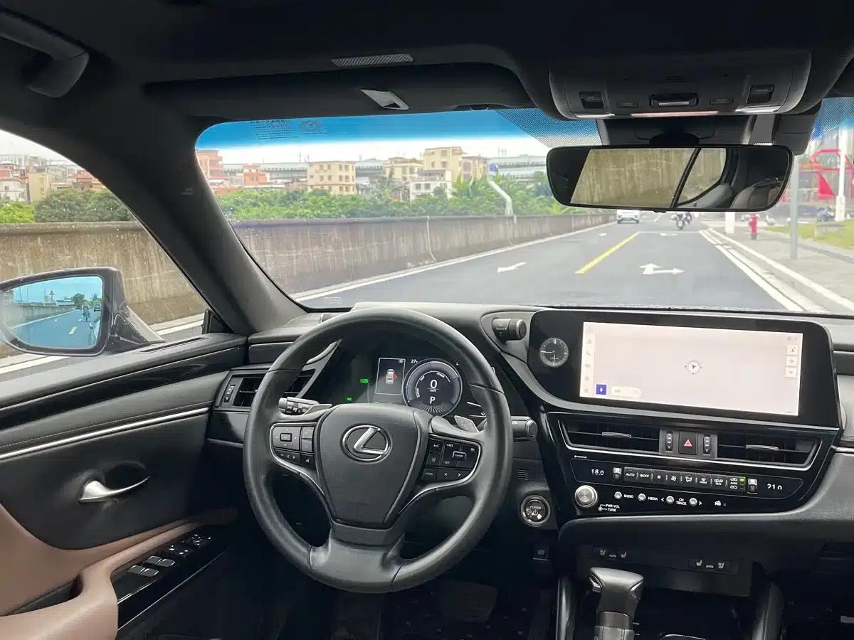 Lexus ES 2022 300h Premium Edition — миниатюра 4