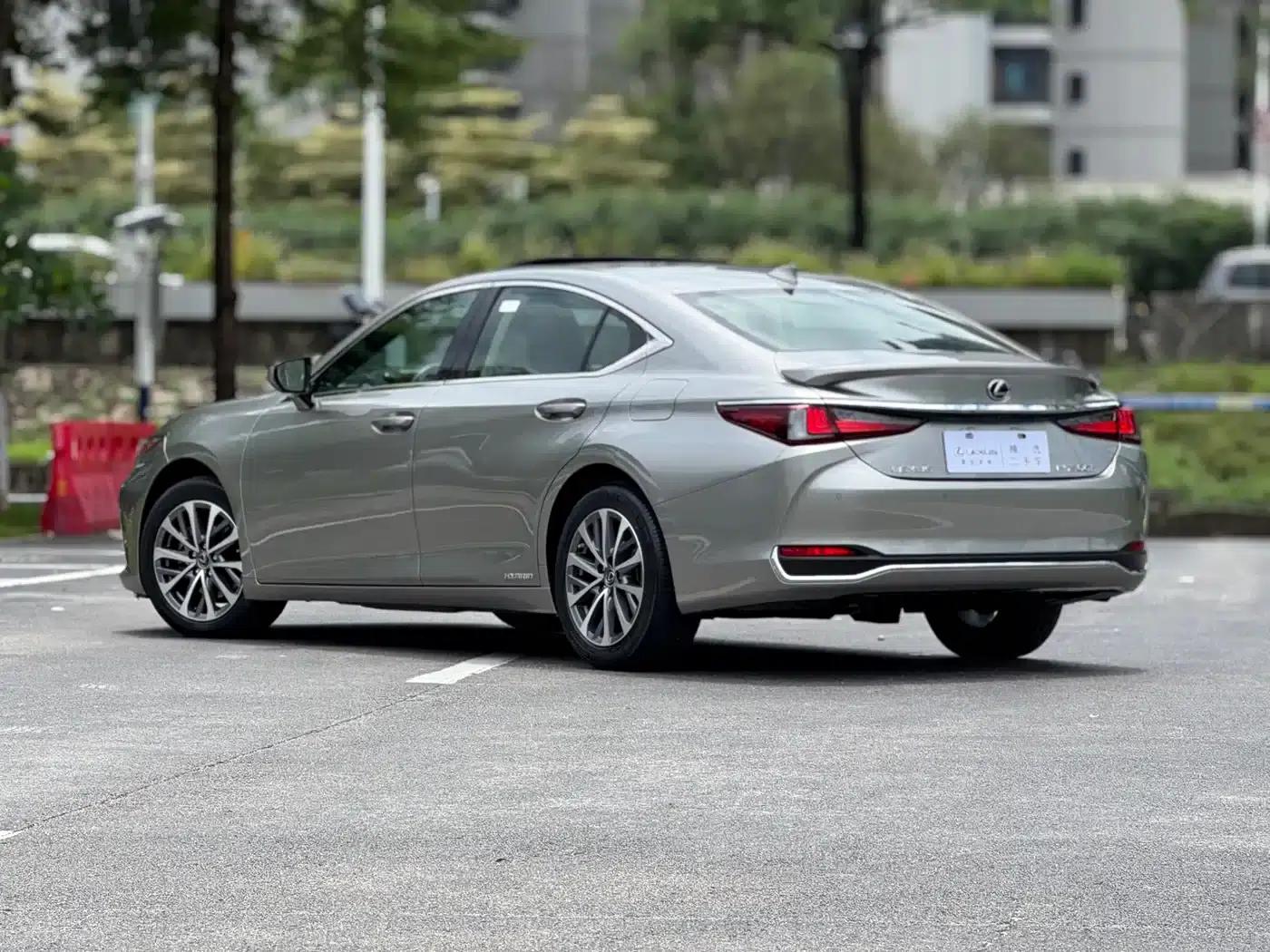 Lexus ES 2021 300h Premium Edition — миниатюра 4