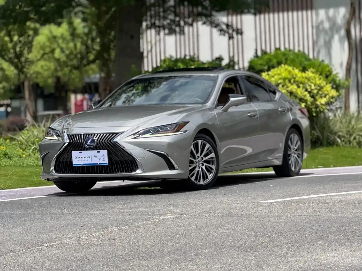Lexus ES 2020 300h Premium Edition — миниатюра 1
