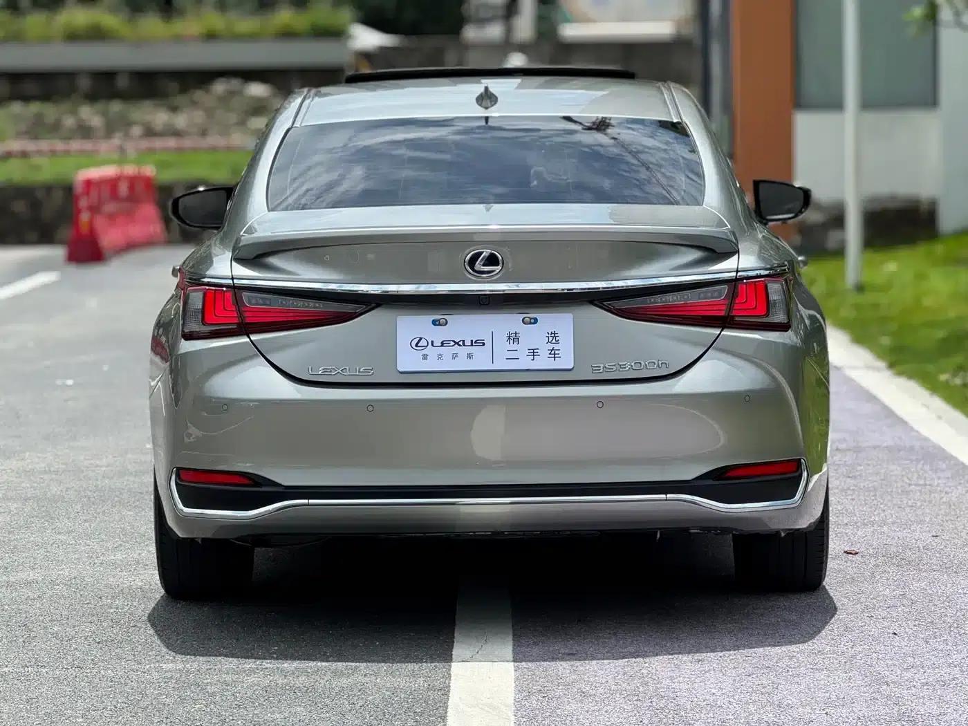 Lexus ES 2020 300h Premium Edition — миниатюра 13