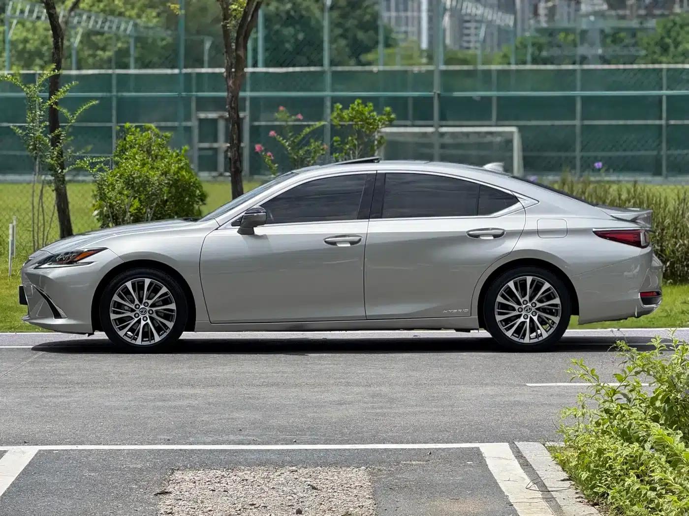 Lexus ES 2020 300h Premium Edition — миниатюра 3
