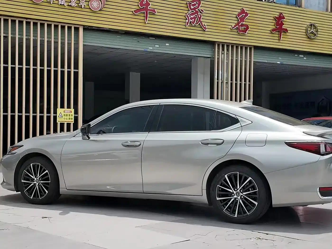 Lexus ES 2022 300h Premium Edition — миниатюра 10