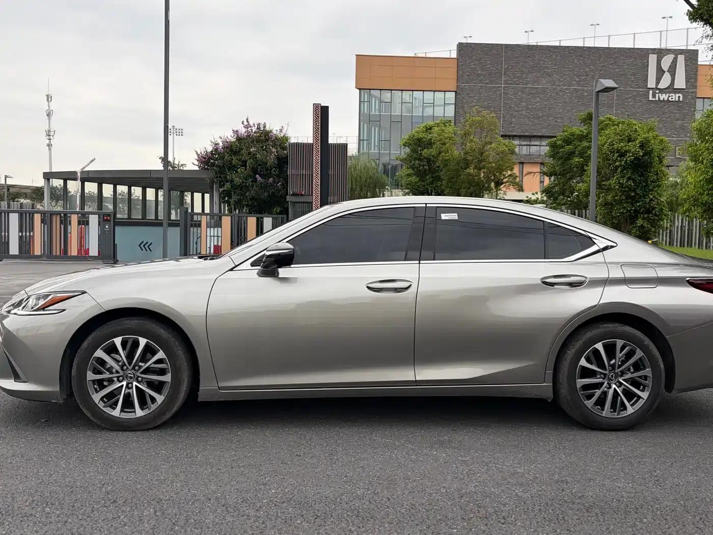 Lexus ES 2023 200 Premium Edition — миниатюра 2