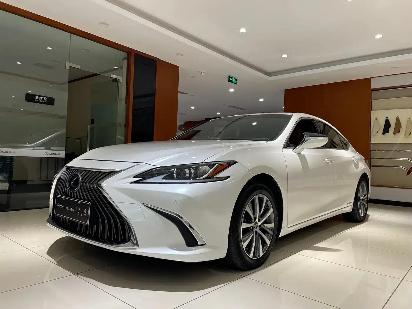 Lexus ES 2023 200 Premium Edition — миниатюра 1