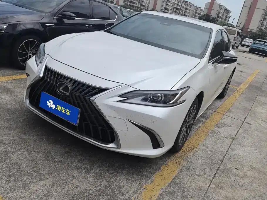 Lexus ES 2024 200 Premium Edition — миниатюра 1