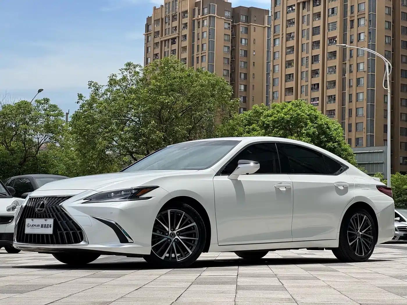 Lexus ES 2022 300h Premium Edition — миниатюра 1