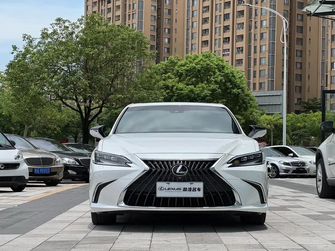 Lexus ES 2022 300h Premium Edition — миниатюра 2