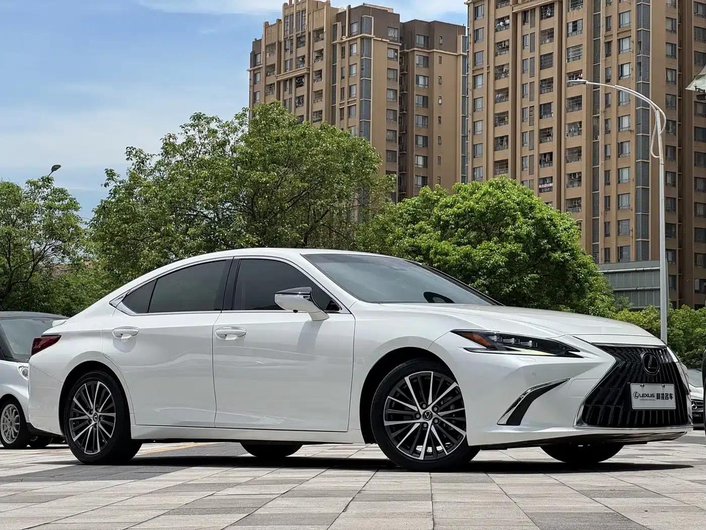 Lexus ES 2022 300h Premium Edition — миниатюра 3