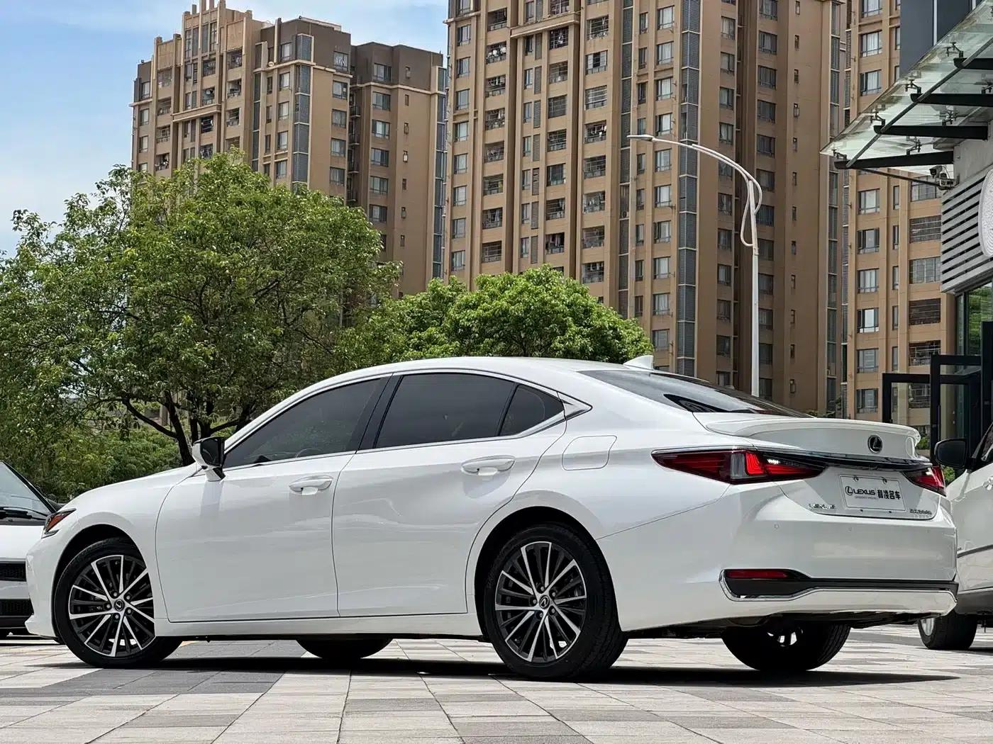 Lexus ES 2022 300h Premium Edition — миниатюра 4