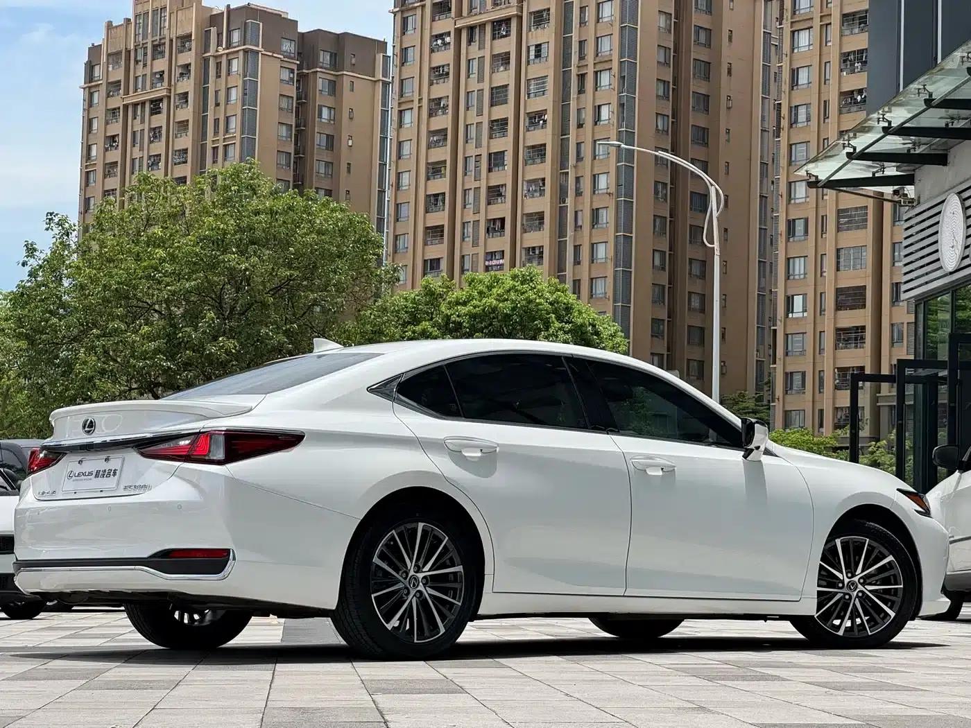 Lexus ES 2022 300h Premium Edition — миниатюра 6