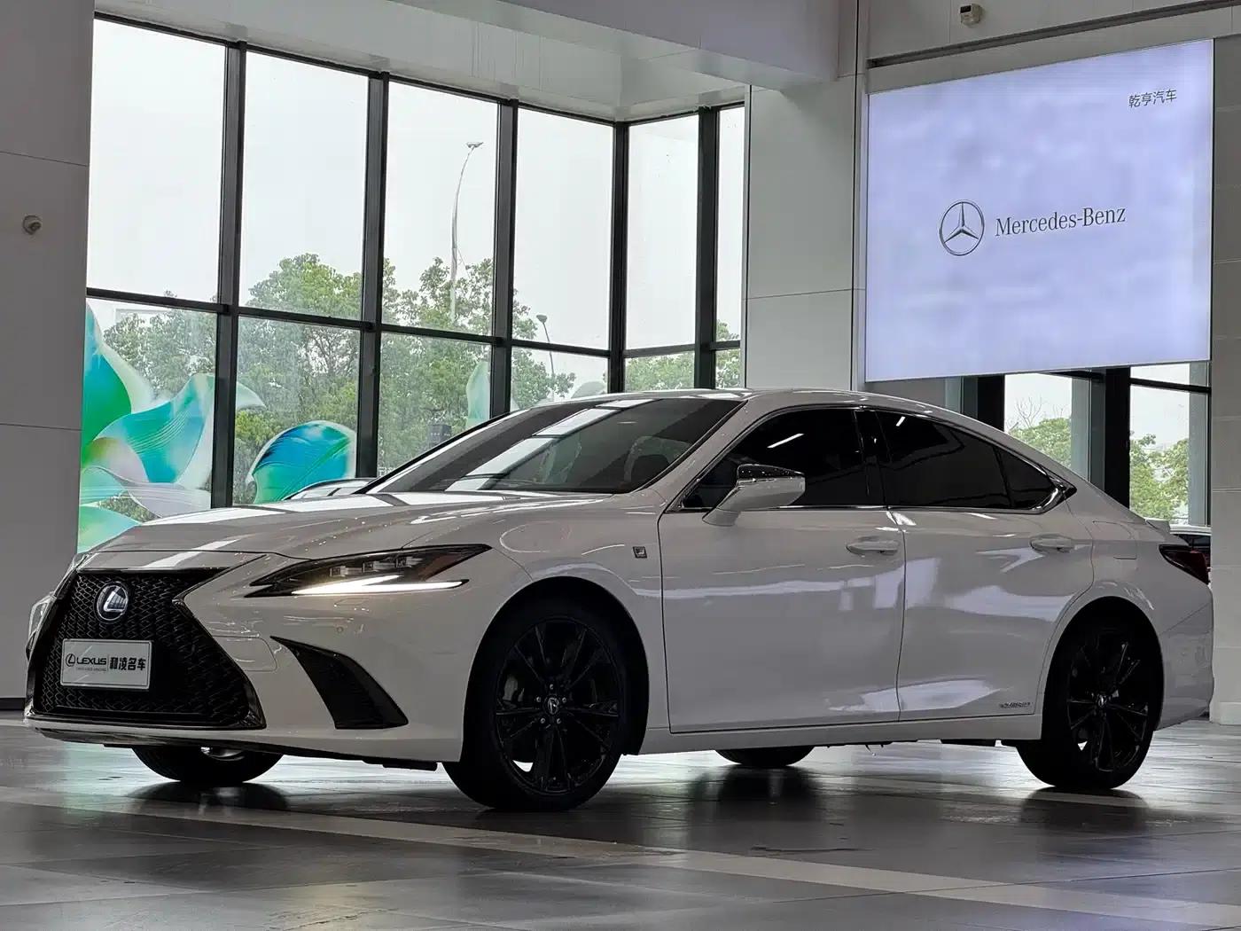 Lexus ES 2021 300h F SPORT — миниатюра 1
