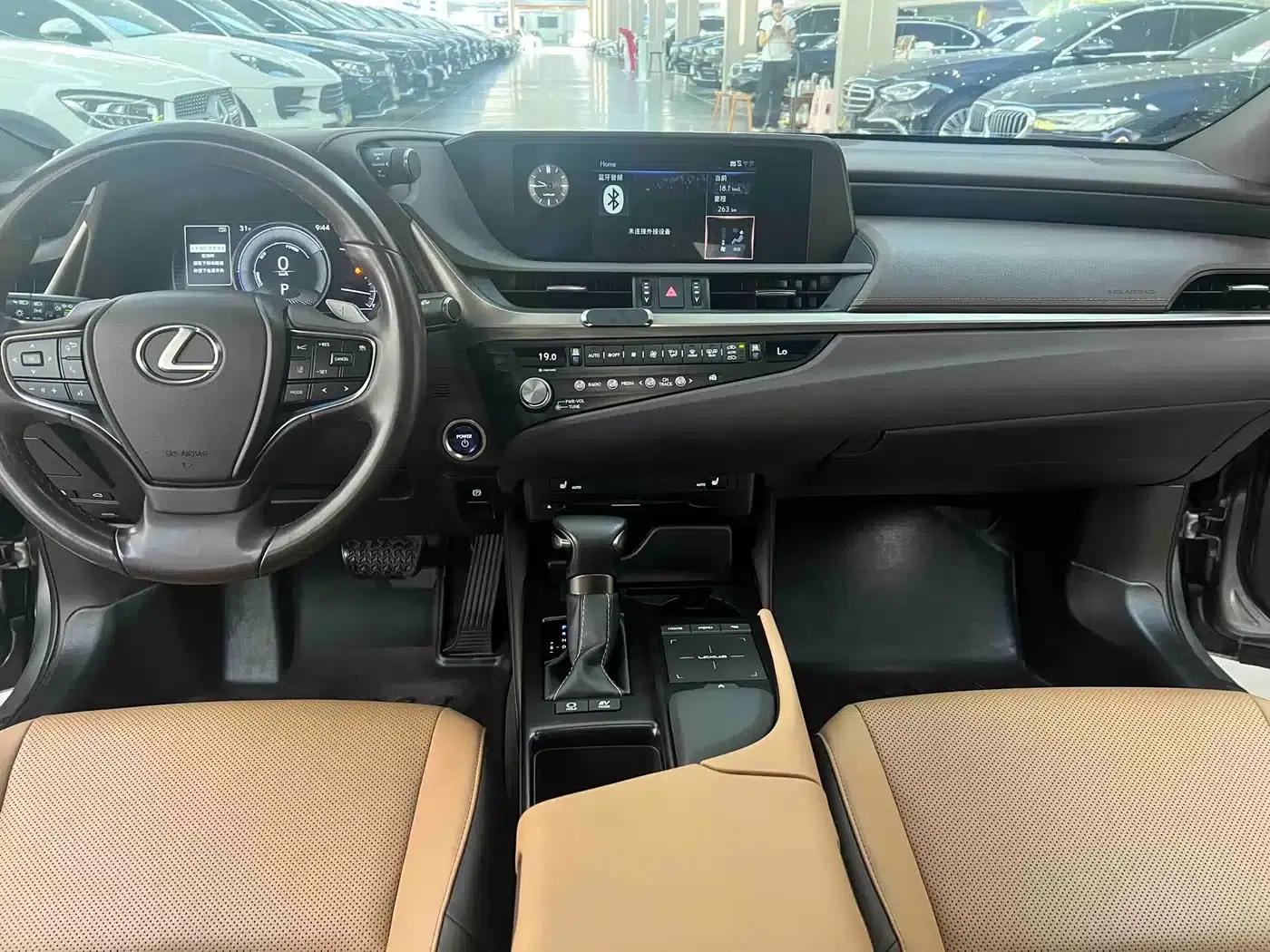 Lexus ES 2020 300h Premium Edition — миниатюра 14