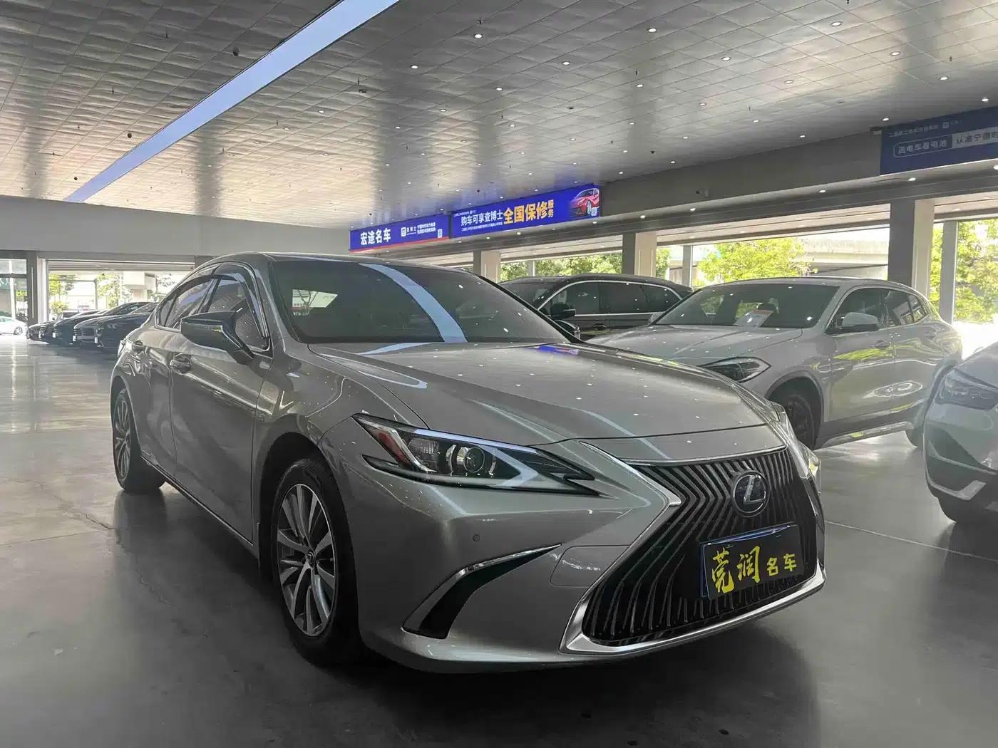 Lexus ES 2020 300h Premium Edition — миниатюра 3