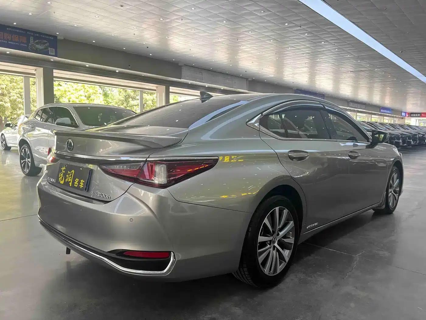 Lexus ES 2020 300h Premium Edition — миниатюра 4