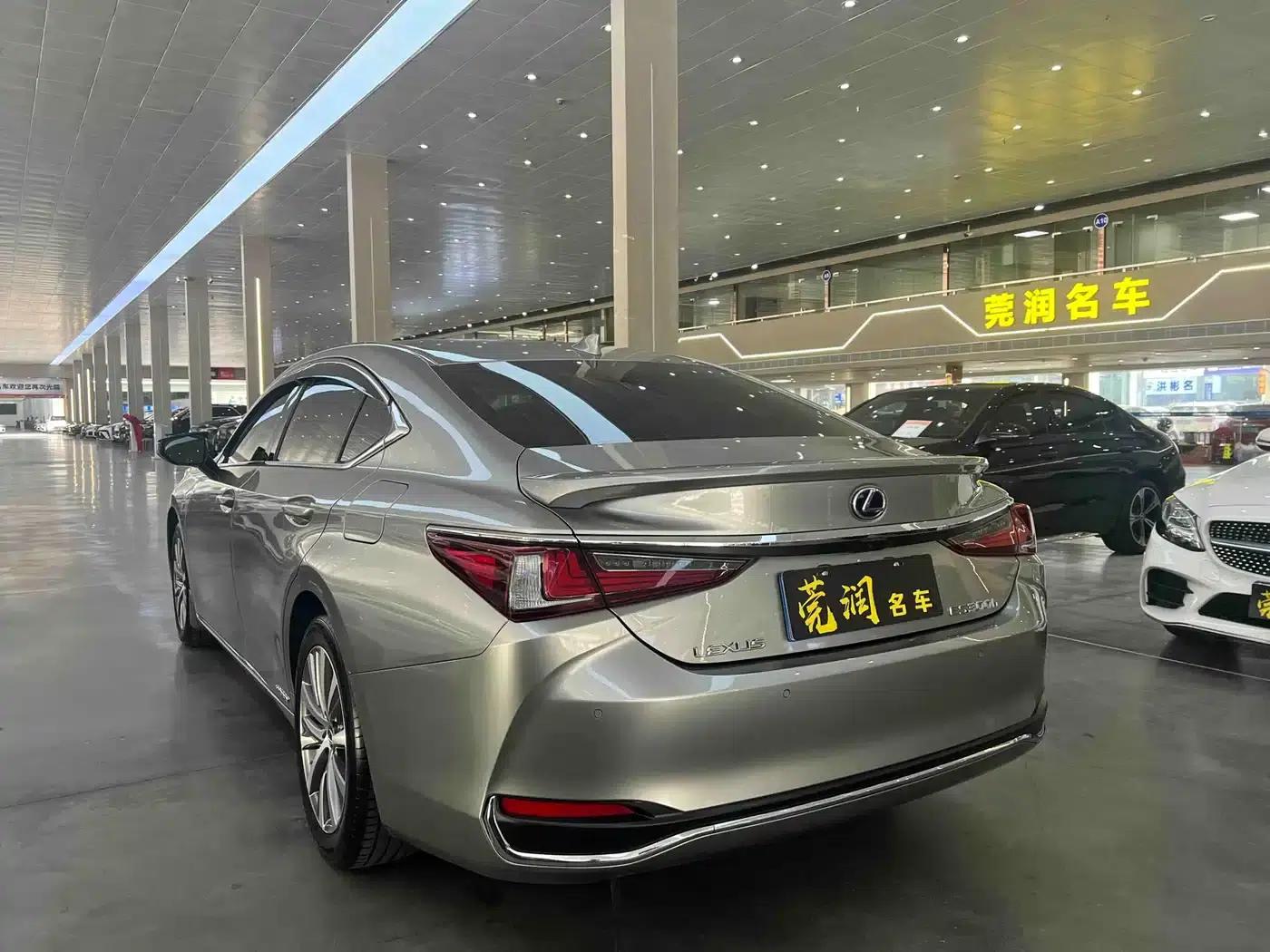 Lexus ES 2020 300h Premium Edition — миниатюра 5