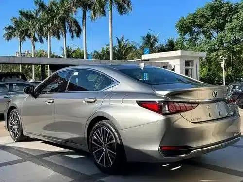 Lexus ES 2022 300h Premium Edition — миниатюра 2