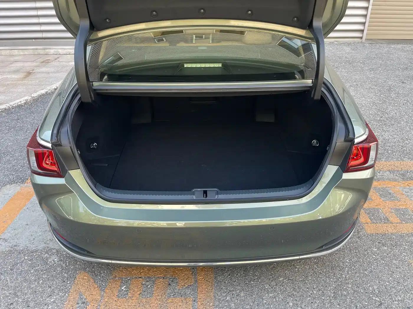 Lexus ES 2022 300h Premium Edition — миниатюра 10