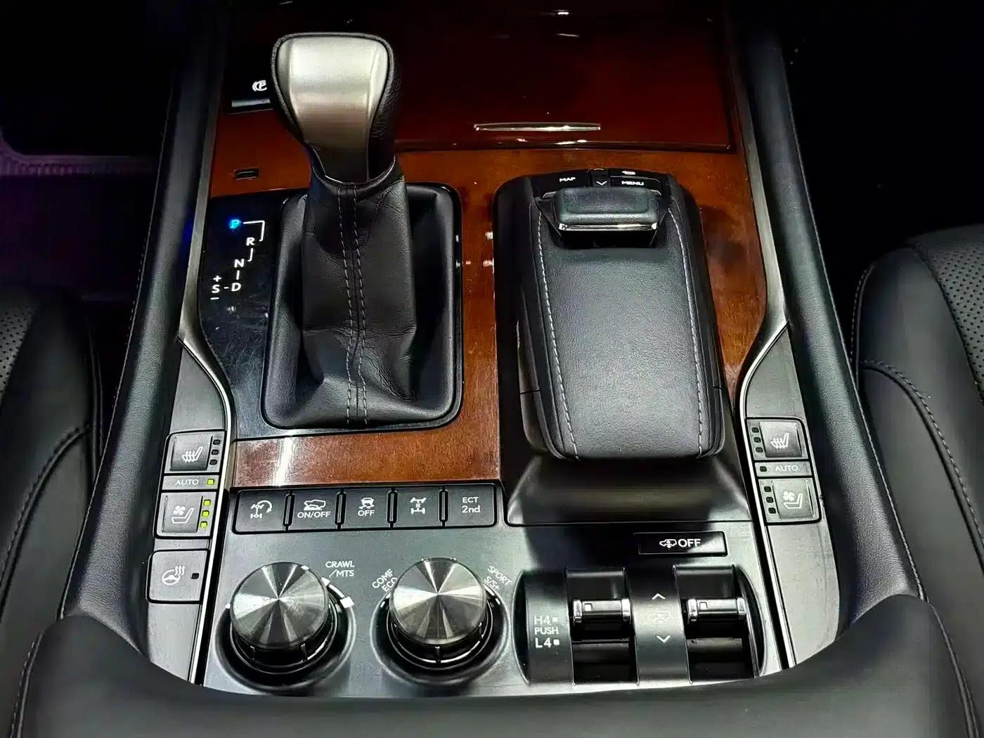 2016 Lexus LX 570 Dynamic Luxury Edition — миниатюра 12